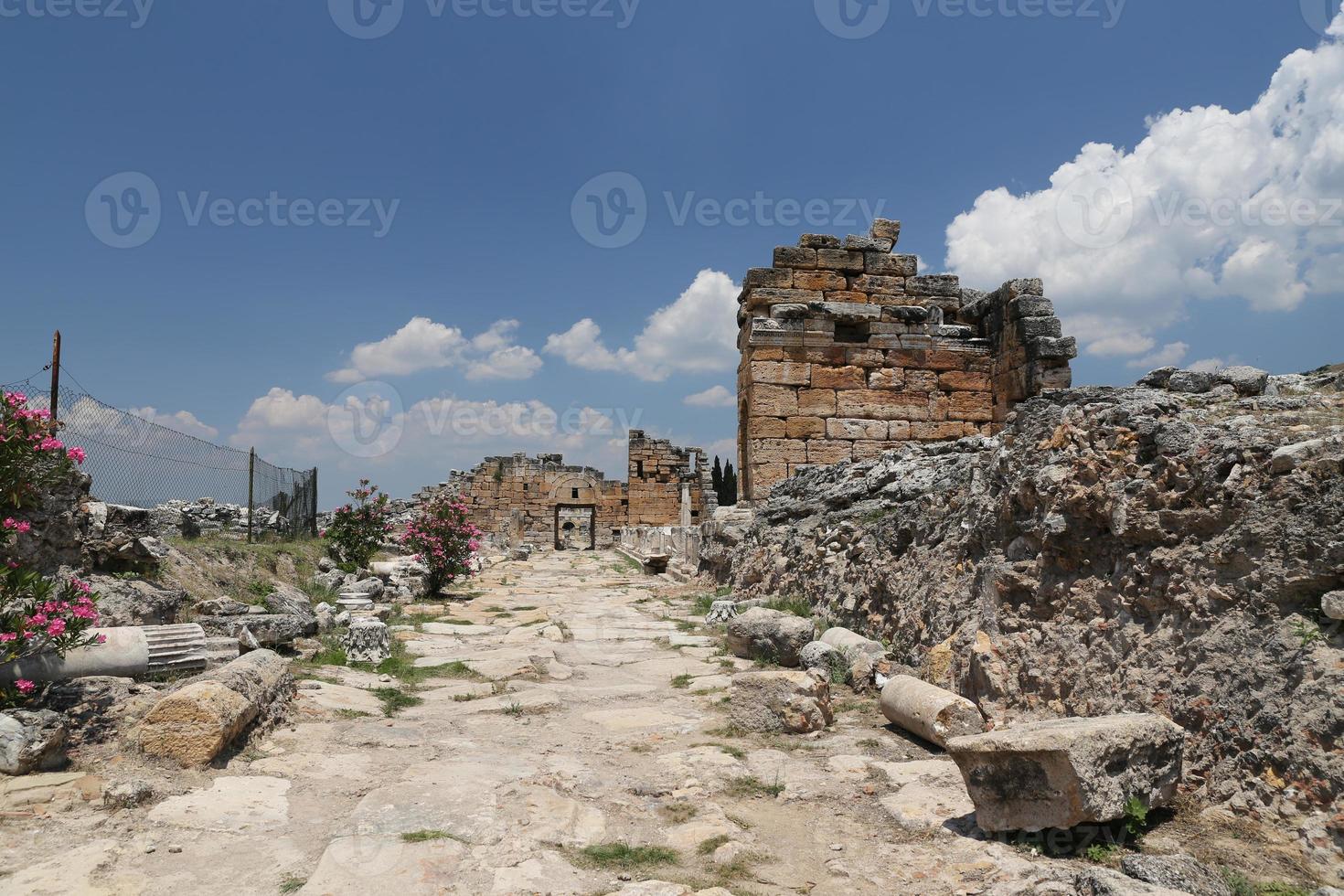 frontinus street nella città antica di hierapolis, turchia foto