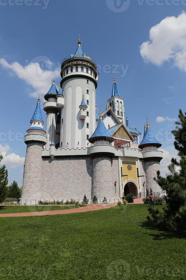 castello delle fiabe a sazova parco scientifico, artistico e culturale nella città di eskisehir foto