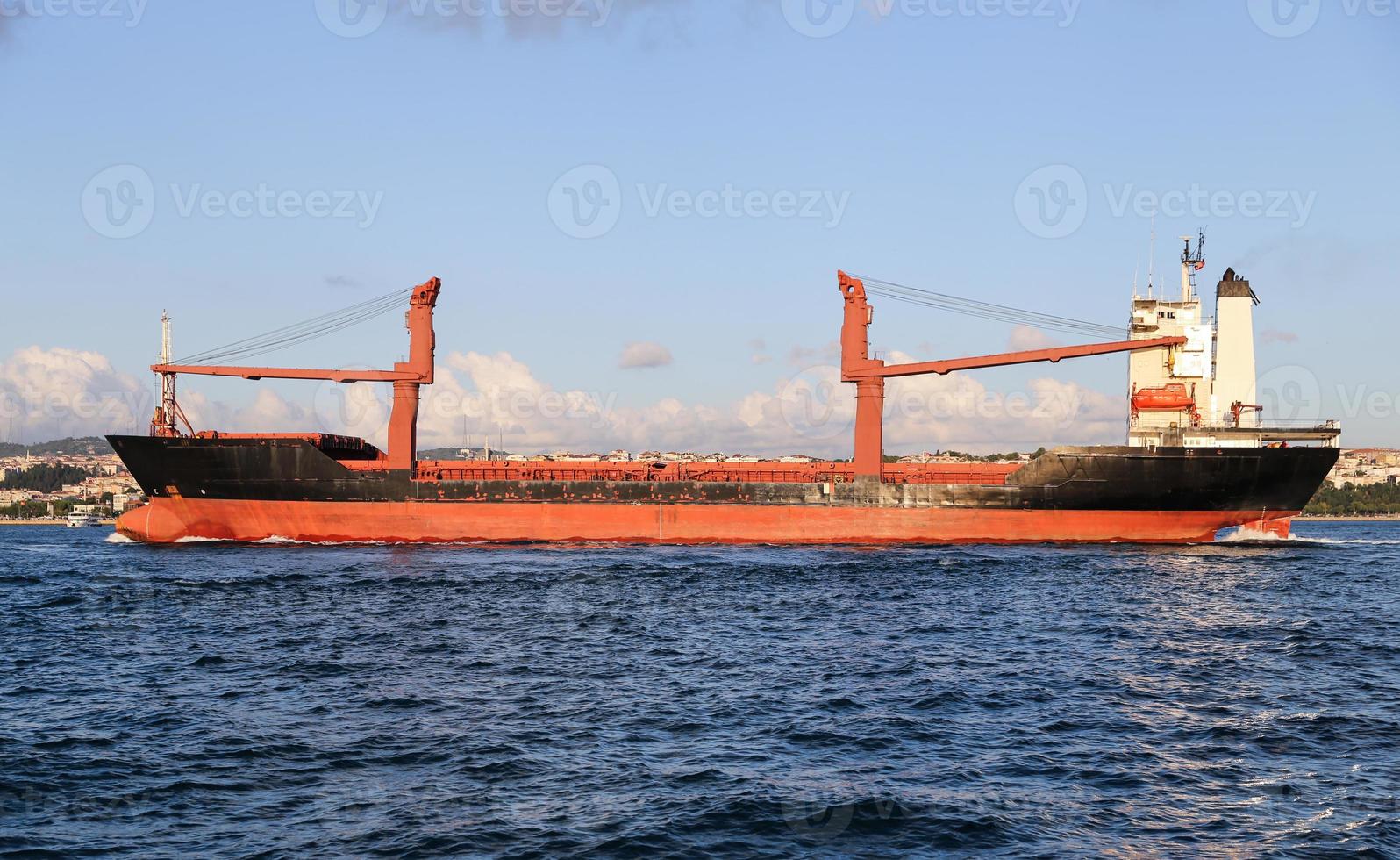 nave da carico in mare foto