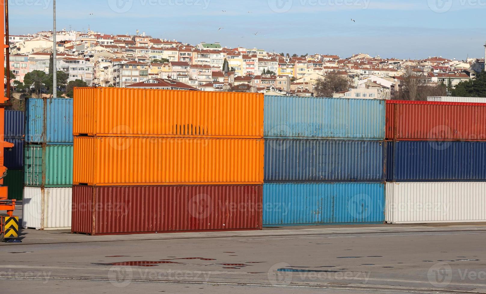 container in attesa di essere trasferiti in un porto foto