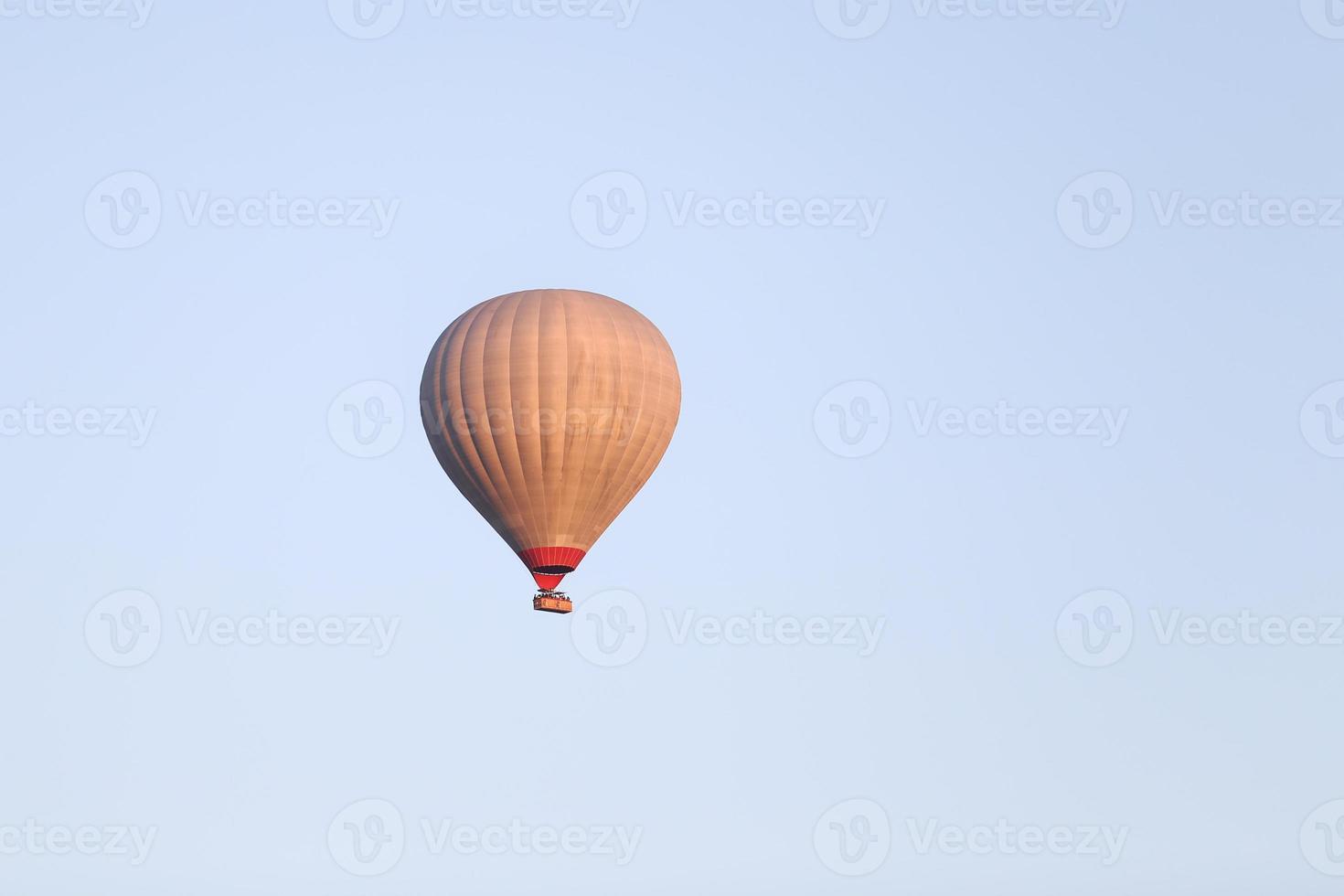 mongolfiera sopra la città di Goreme foto