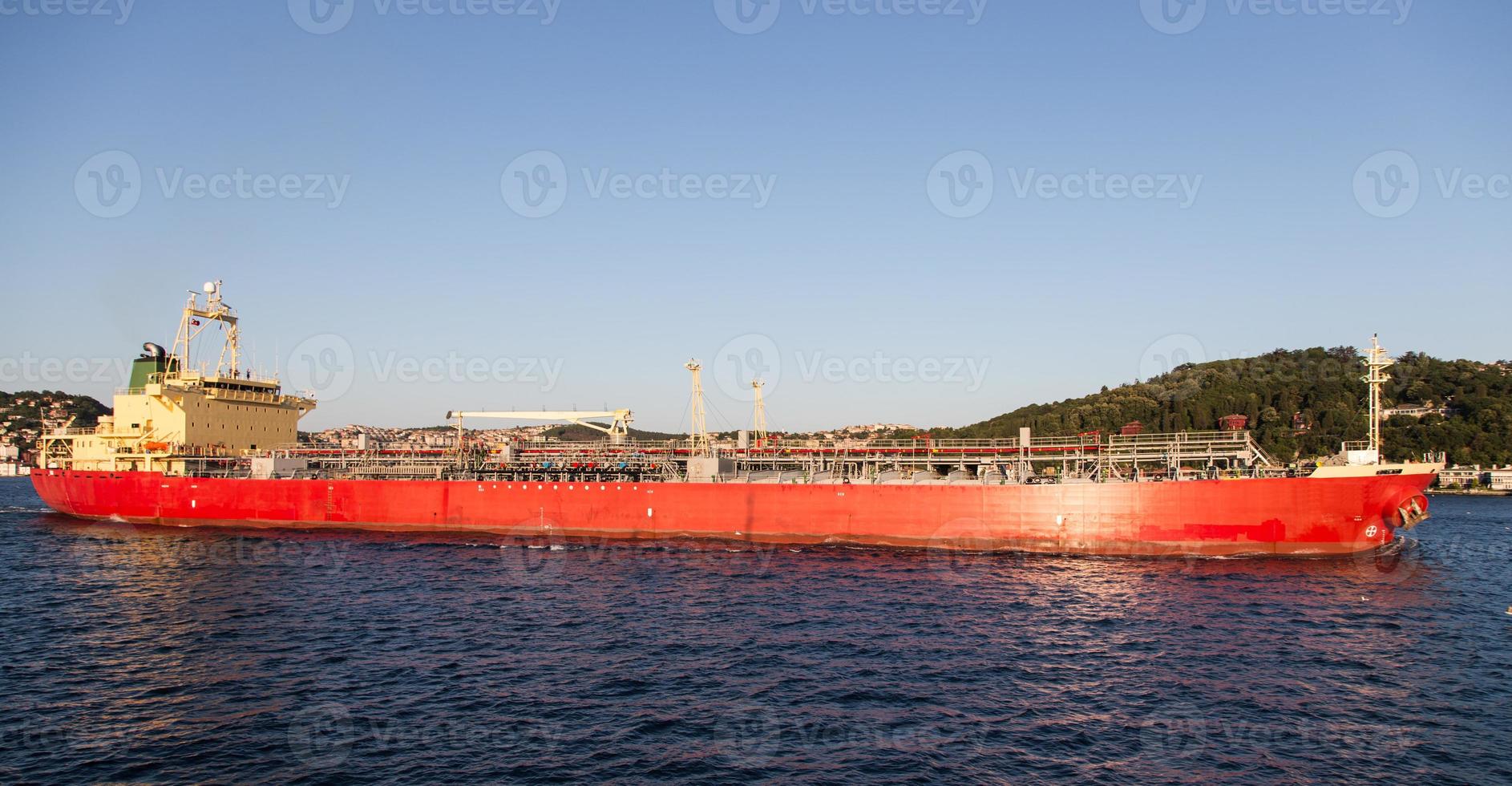 nave da carico in mare foto