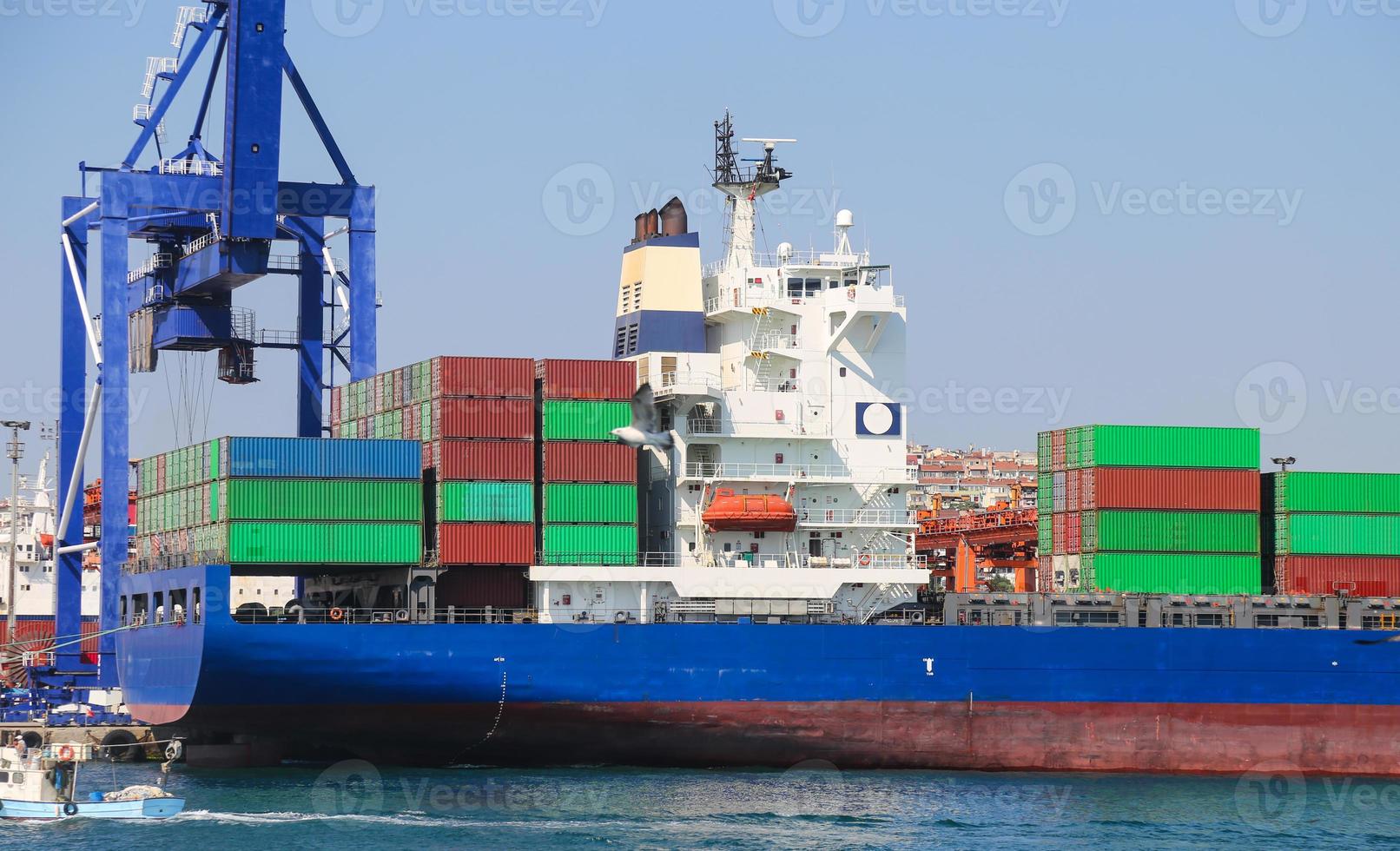 la nave porta-container sta caricando in un porto foto