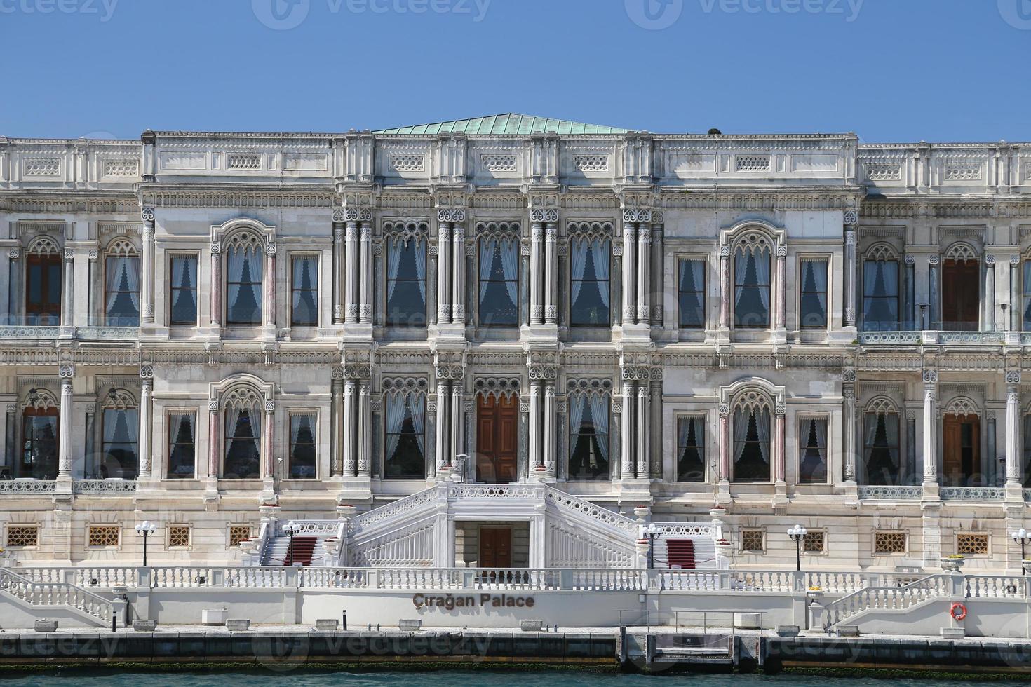 palazzo ciragan nella città di istanbul, turchia foto