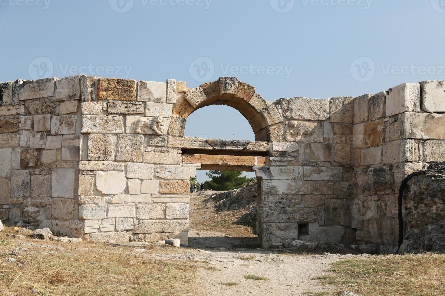cancello della città antica di hierapolis, turchia foto