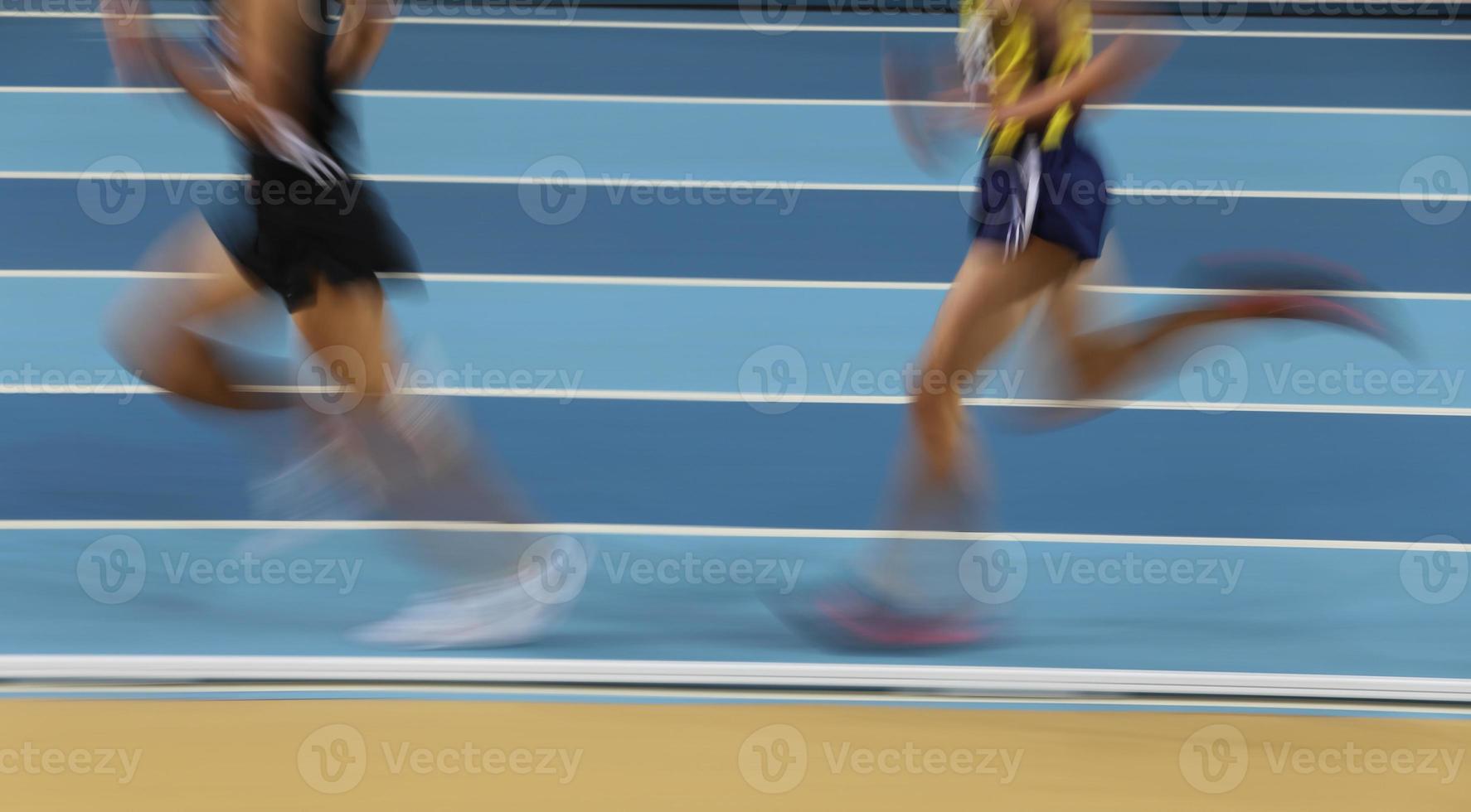 gli atleti blured corrono in pista e sul campo foto