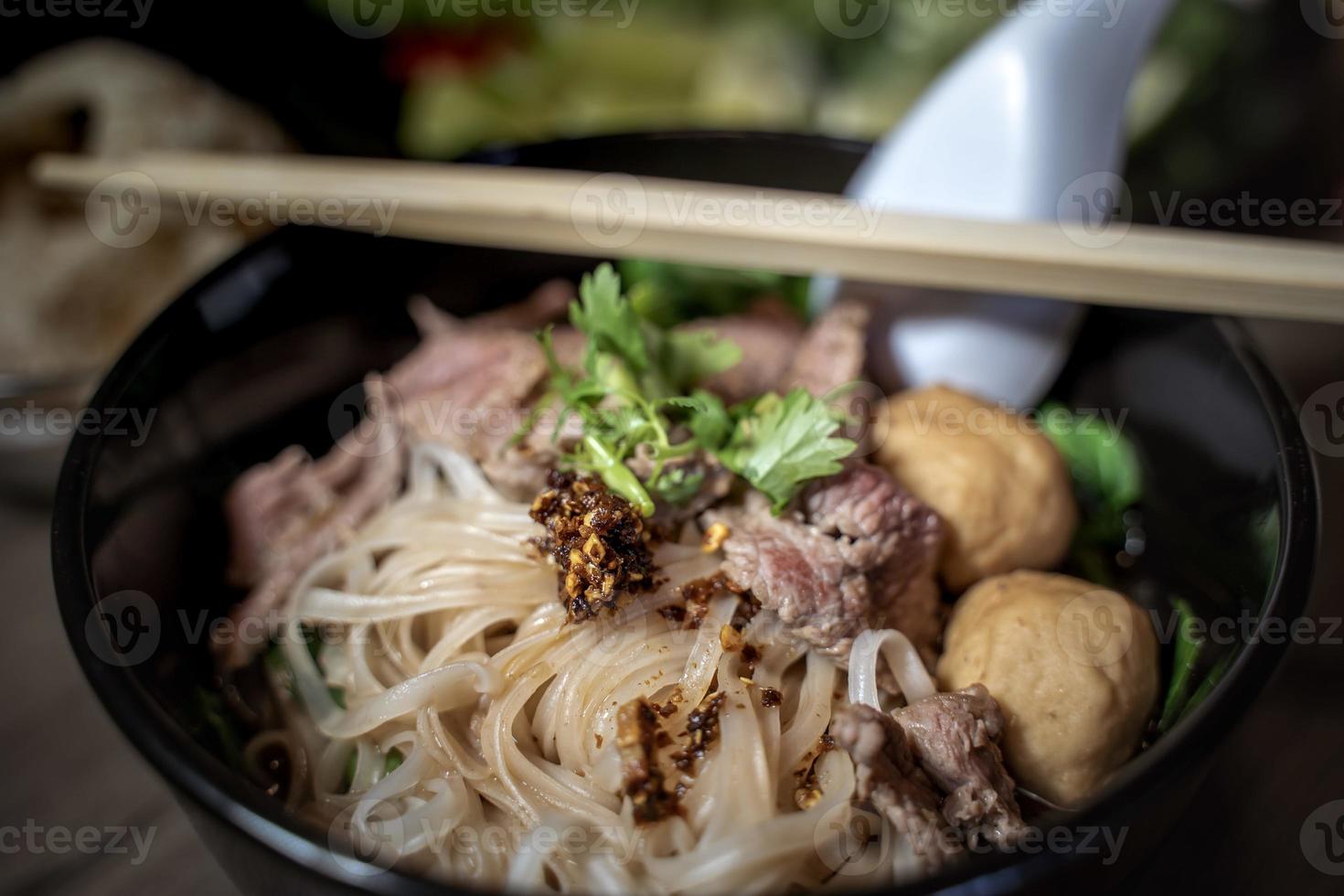 zuppa di sangue di noodle in stile tailandese, noodle in barca, piatto delizioso, famosa zuppa di noodle tailandesi. i thailandesi chiamano noodles in barca. foto