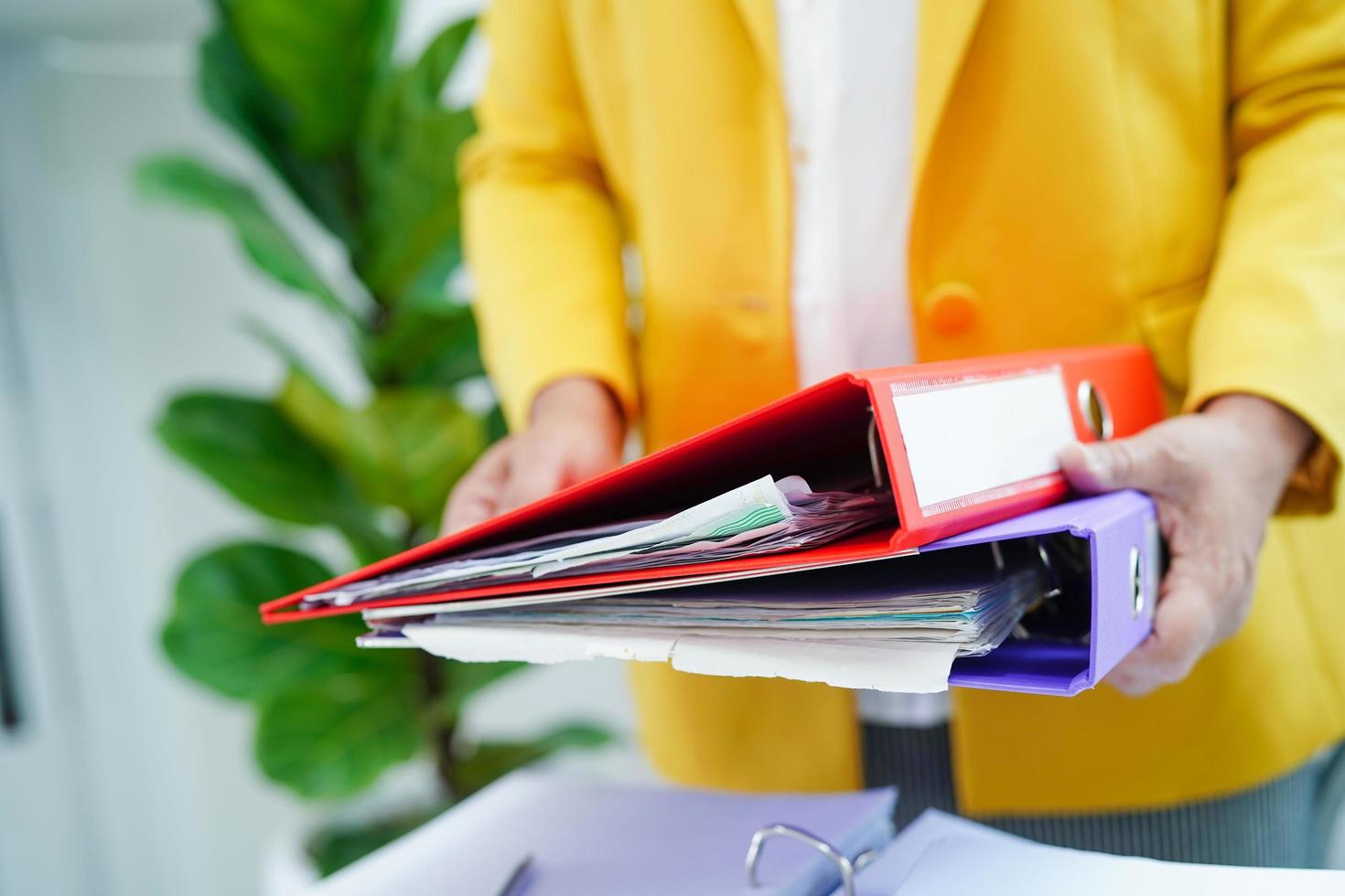 donna d'affari impegnata a lavorare con i documenti in ufficio. foto