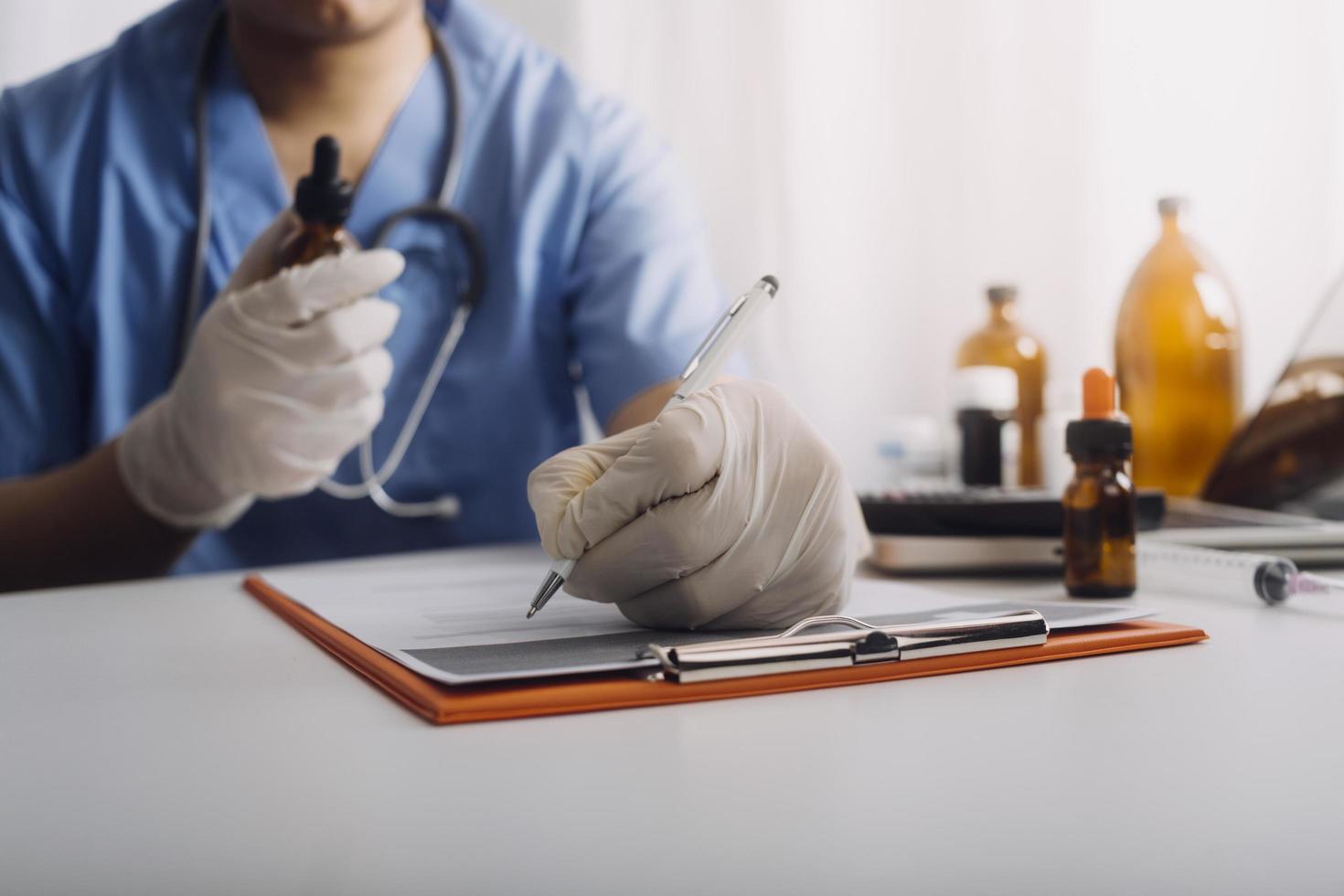 doppia esposizione della tecnologia sanitaria e del concetto di medicina. medici che utilizzano tablet digitale e moderne icone dell'interfaccia dello schermo virtuale banner panoramico, sfondo sfocato. foto