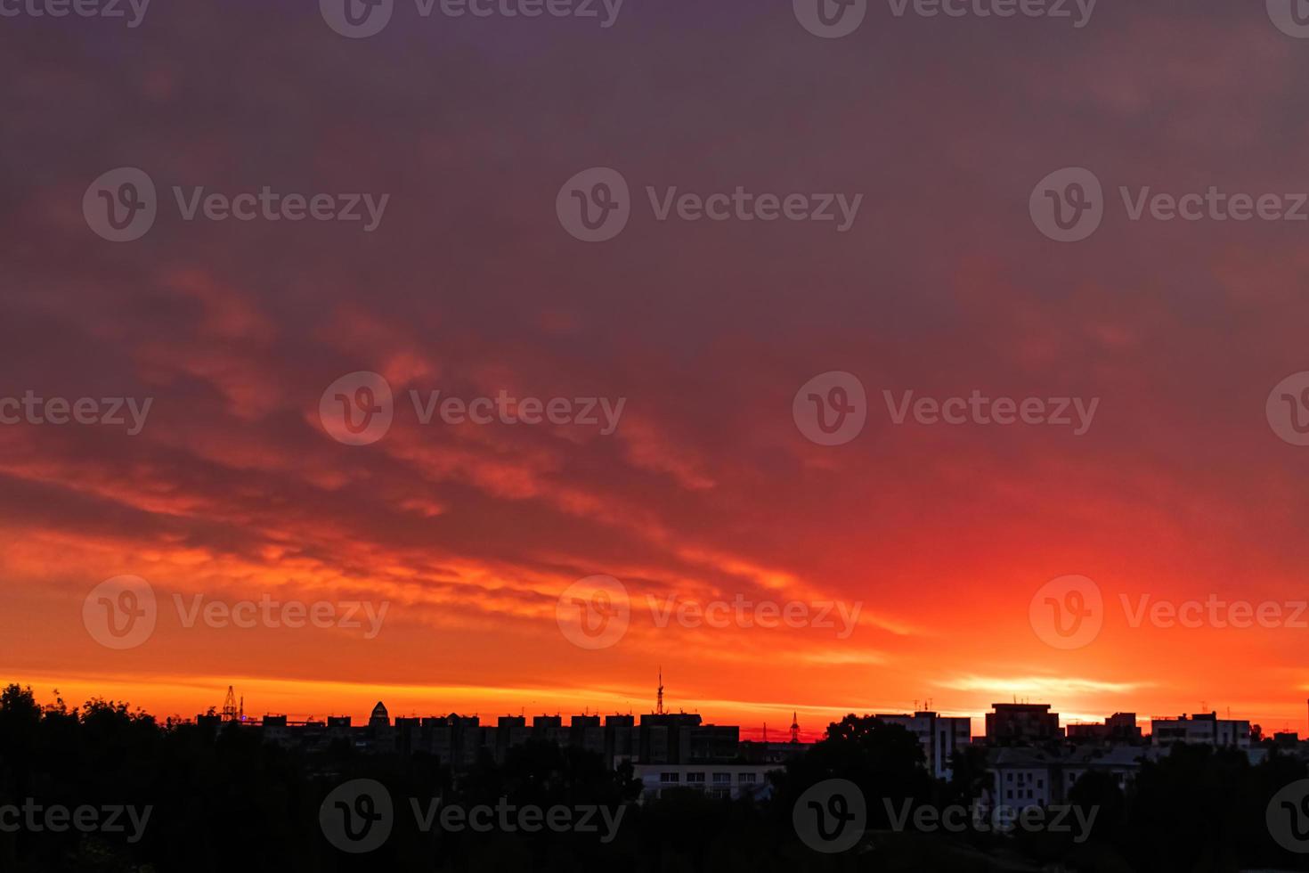 belle nuvole al mattino presto. sole che sorge sulla città. foto