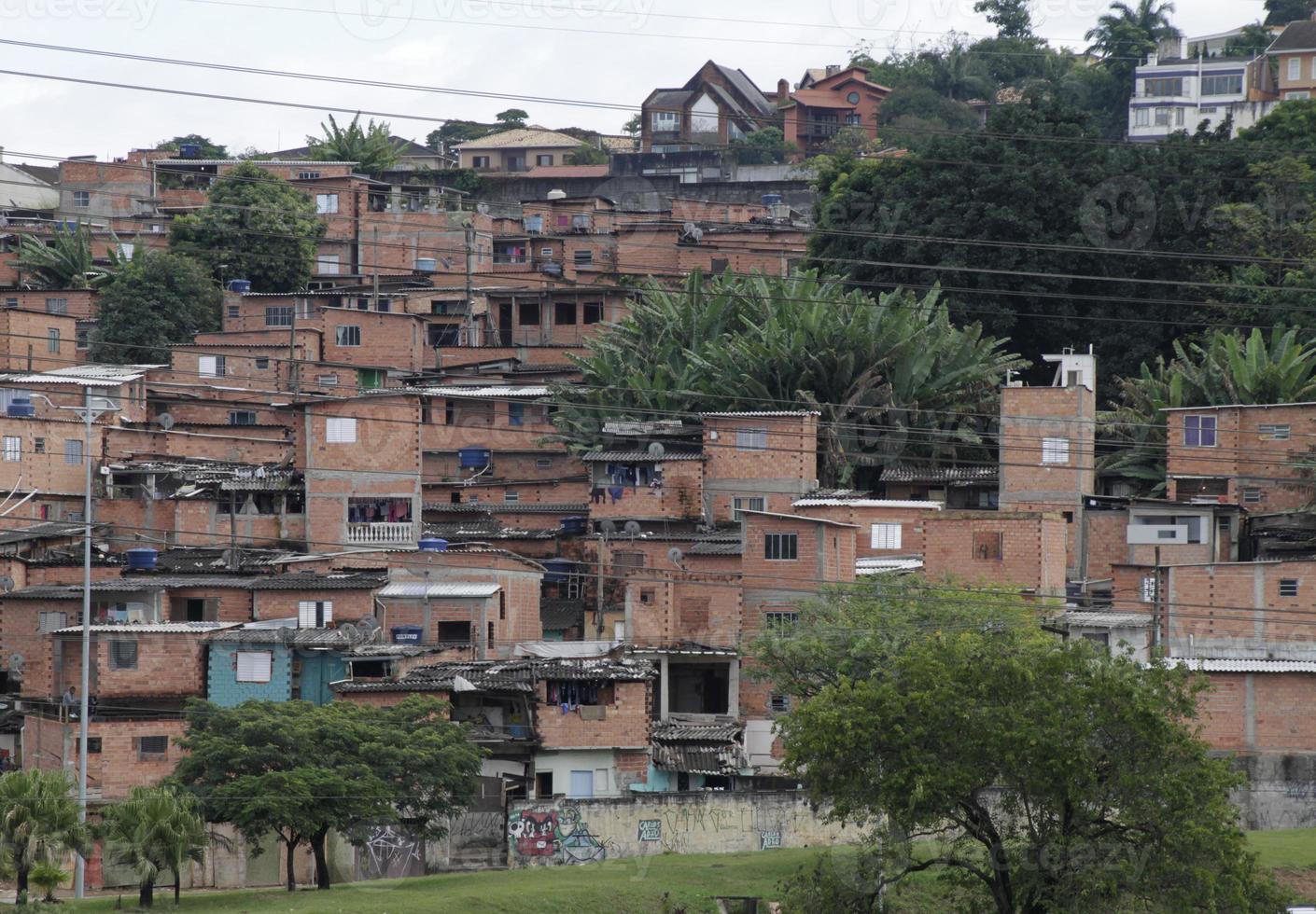 una favela brasiliana con case economiche costruite su una collina foto