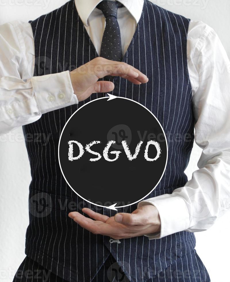 uomo con in mano un cartello con l'acronimo dsgvo - tedesco per gdpr - regolamento generale sulla protezione dei dati - scritto su di esso foto