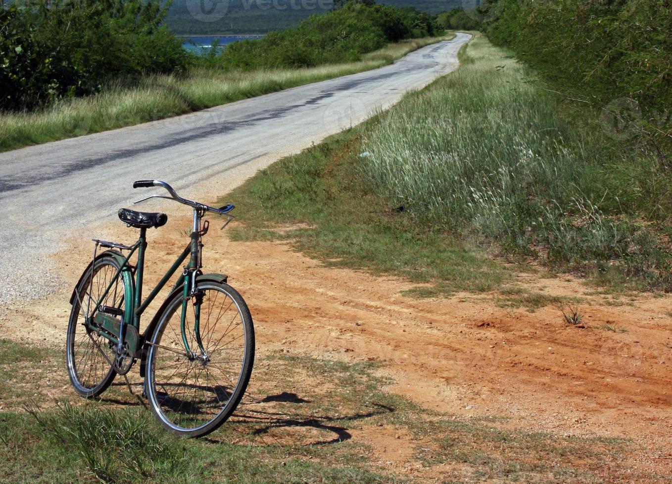 bicicletta d'epoca in piedi accanto a una strada in una zona rurale di cuba foto