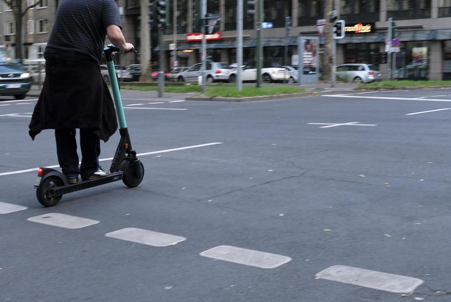 dusseldorf, germania - 24 luglio 2019 - e-mobility in germania. abitanti di dusseldorf che provano scooter elettrici. foto