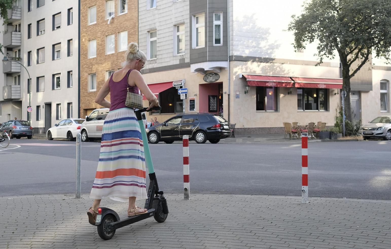 dusseldorf, germania - 24 luglio 2019 - e-mobility in germania. abitanti di dusseldorf che provano scooter elettrici. foto