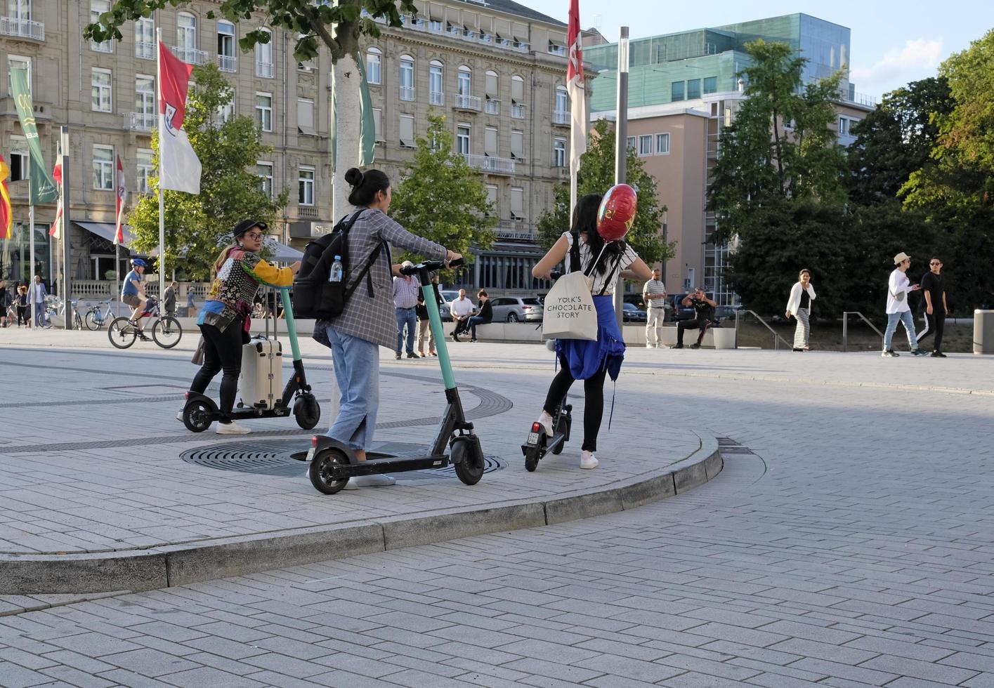 dusseldorf, germania - 24 luglio 2019 - e-mobility in germania. abitanti di dusseldorf che provano scooter elettrici. foto