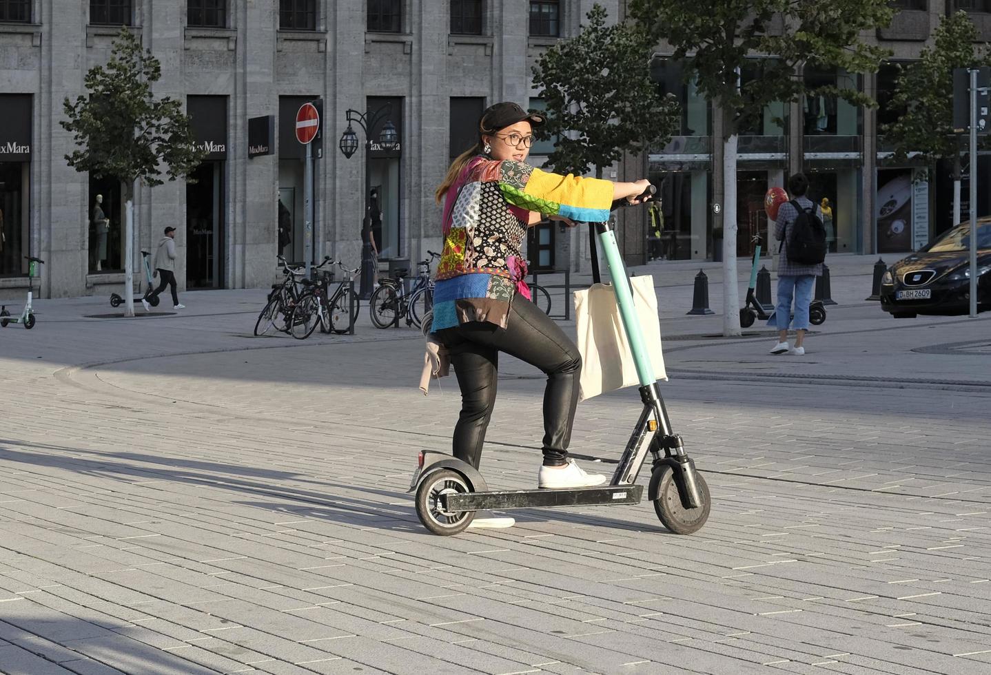 dusseldorf, germania - 24 luglio 2019 - e-mobility in germania. abitanti di dusseldorf che provano scooter elettrici. foto