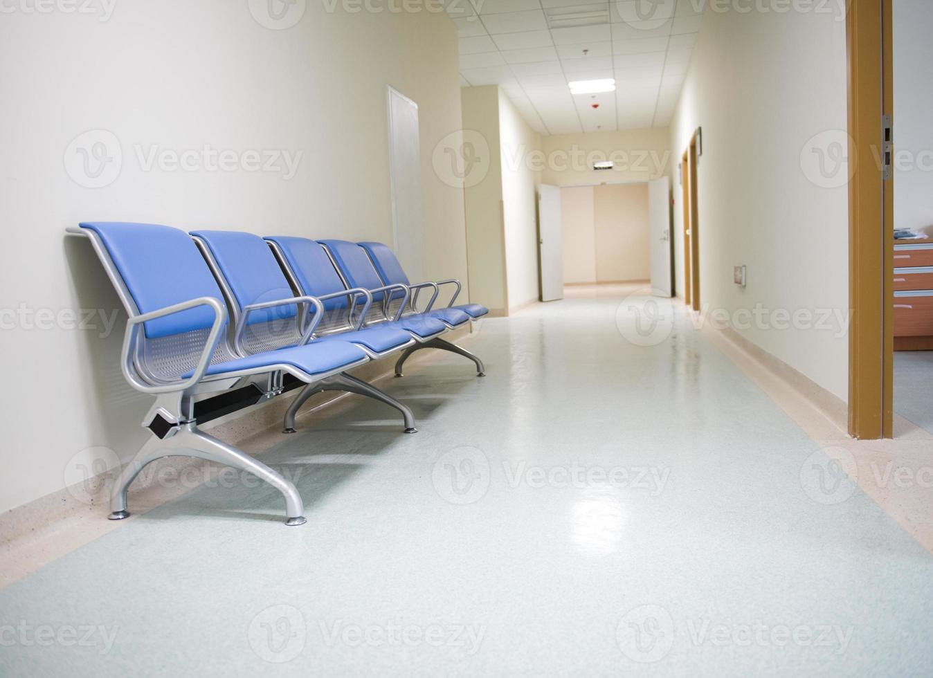 interno di corridoi di un ospedale vuoto foto