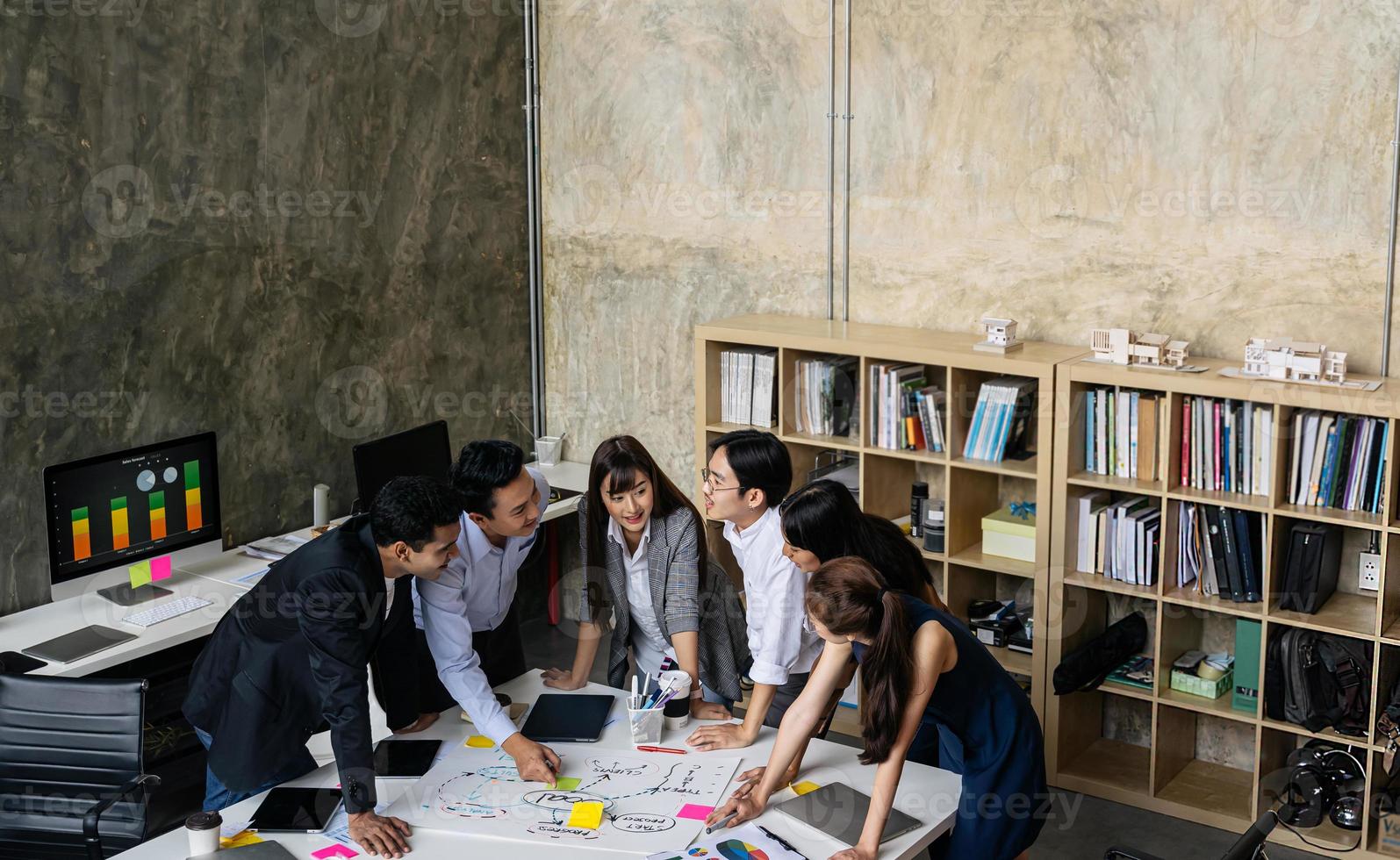 riunione del team di uomini d'affari nel concetto di idee di pianificazione del design dell'ufficio moderno foto