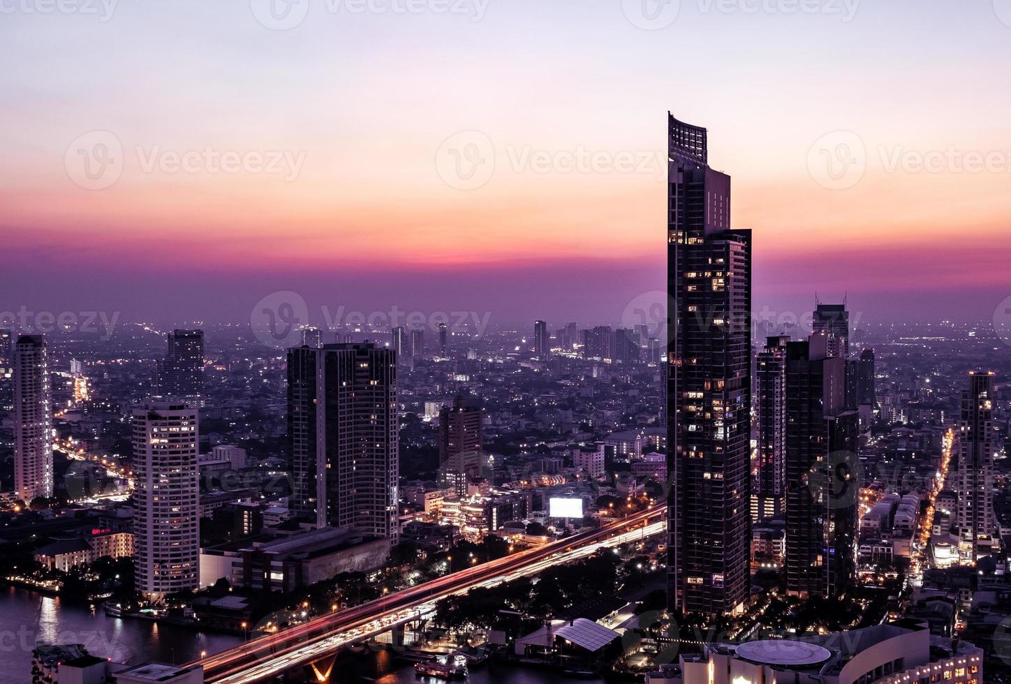 vista di mezzanotte del paesaggio urbano di bangkok foto