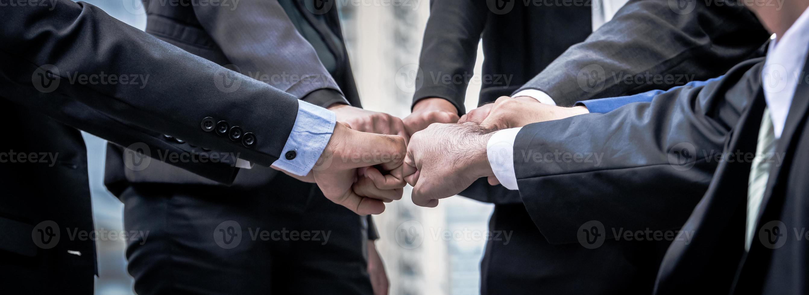 stretta di mano di uomini d'affari trattare affari. foto