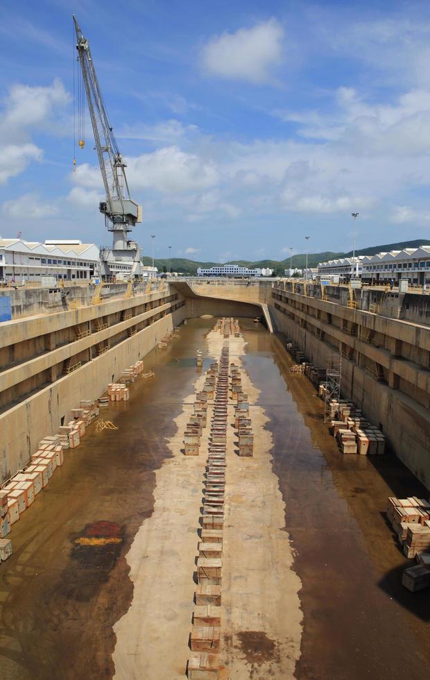 gru vicino a un bacino di carenaggio coperto presso il cantiere navale foto