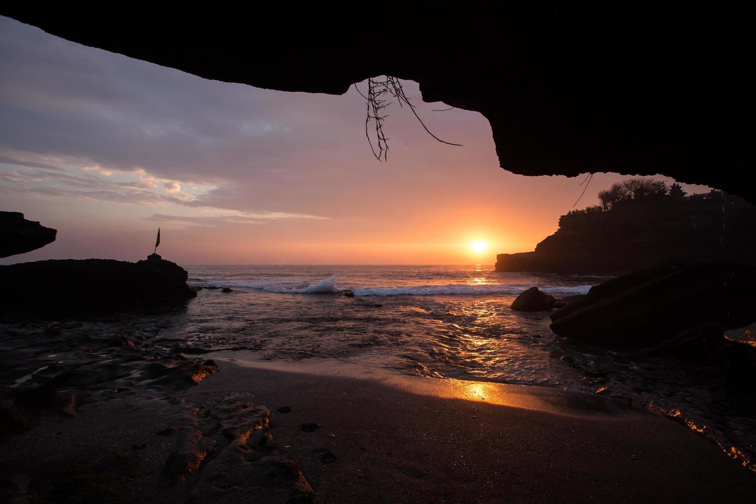 tramonto sopra il tempio indù pura tanah lot, bali, indonesia foto