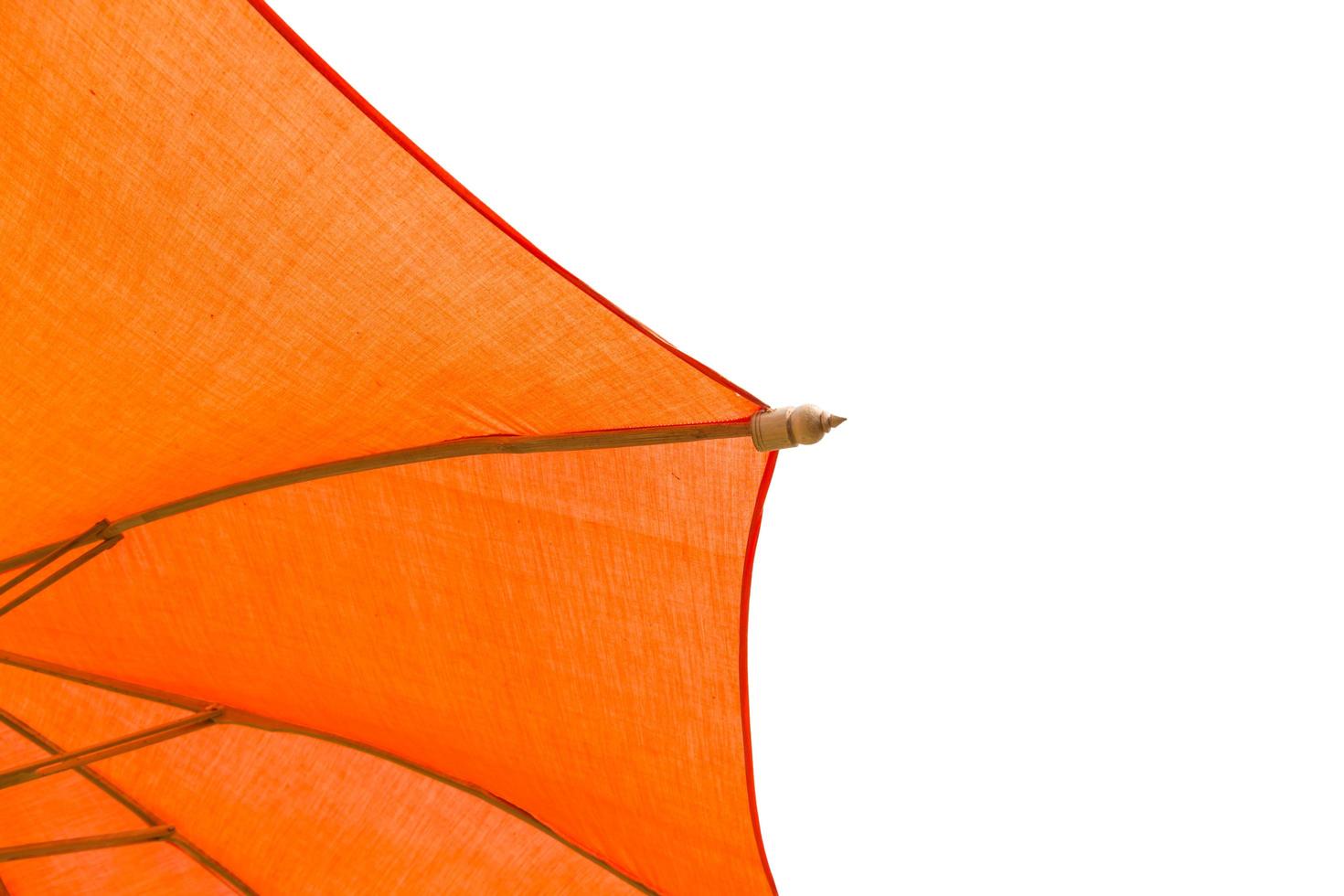 ombrellone arancione o ombrellone su sfondo bianco. foto