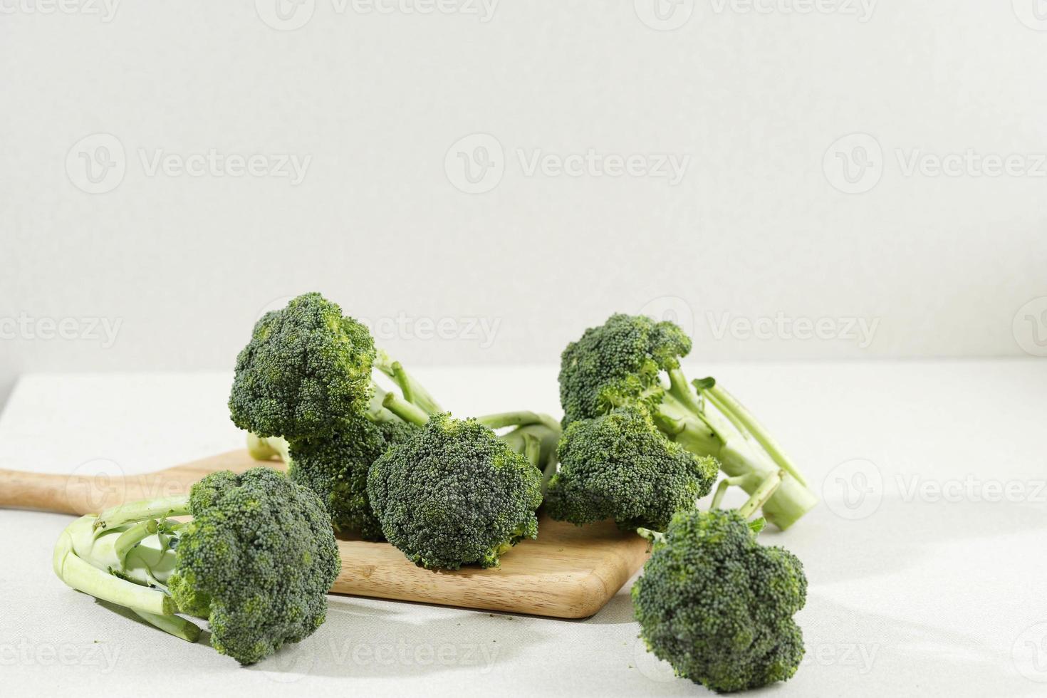 broccoli sul tagliere di legno foto