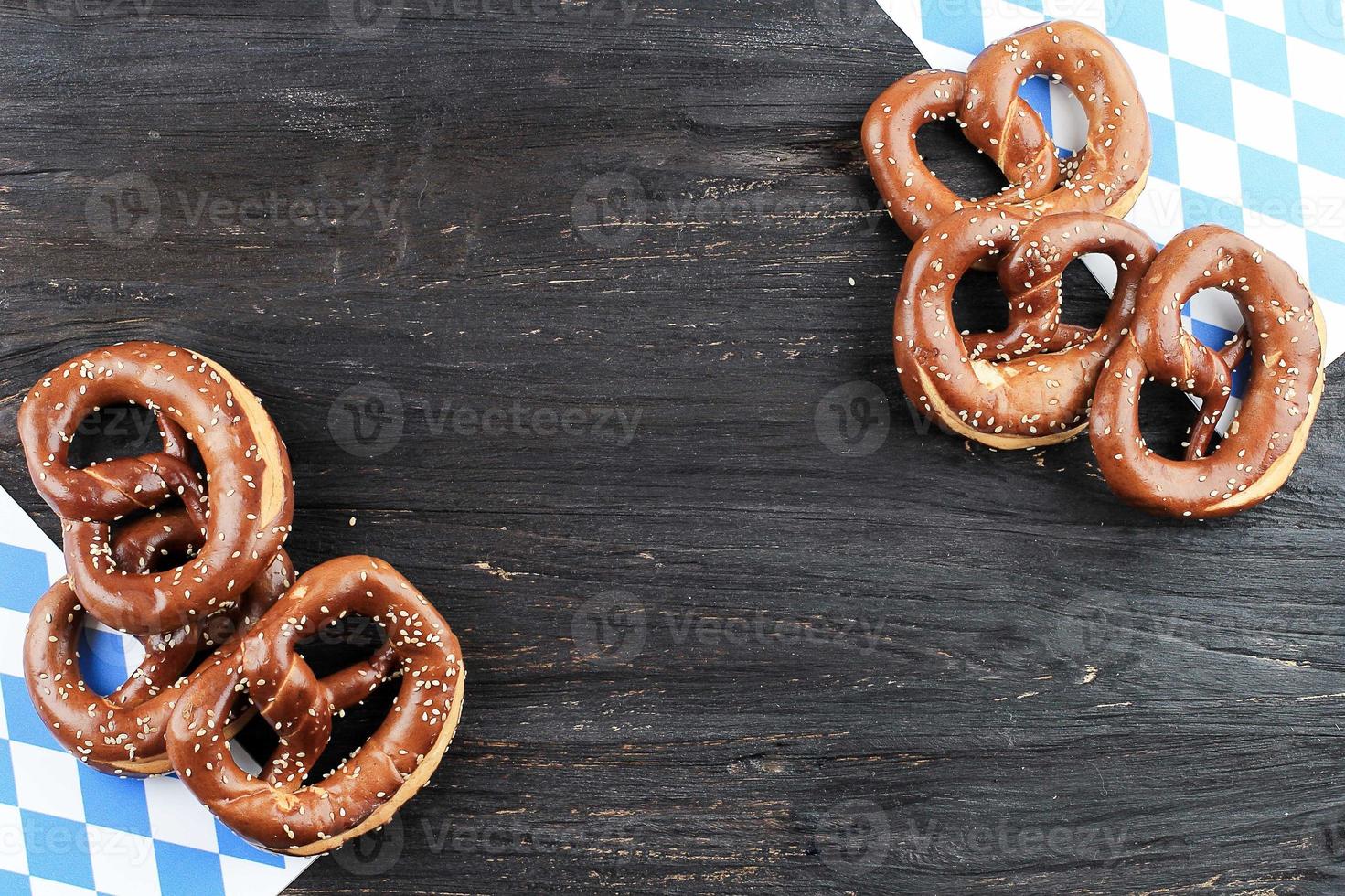 copia lo sfondo dello spazio per l'oktoberfest con pretzel bavarese foto