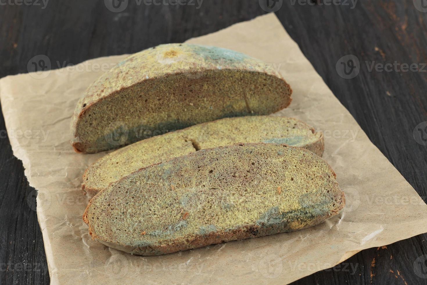 muffa verde su un pane raffermo. superficie del pane ammuffito. pane avariato con muffa. fungo ammuffito sul pane marcio. foto