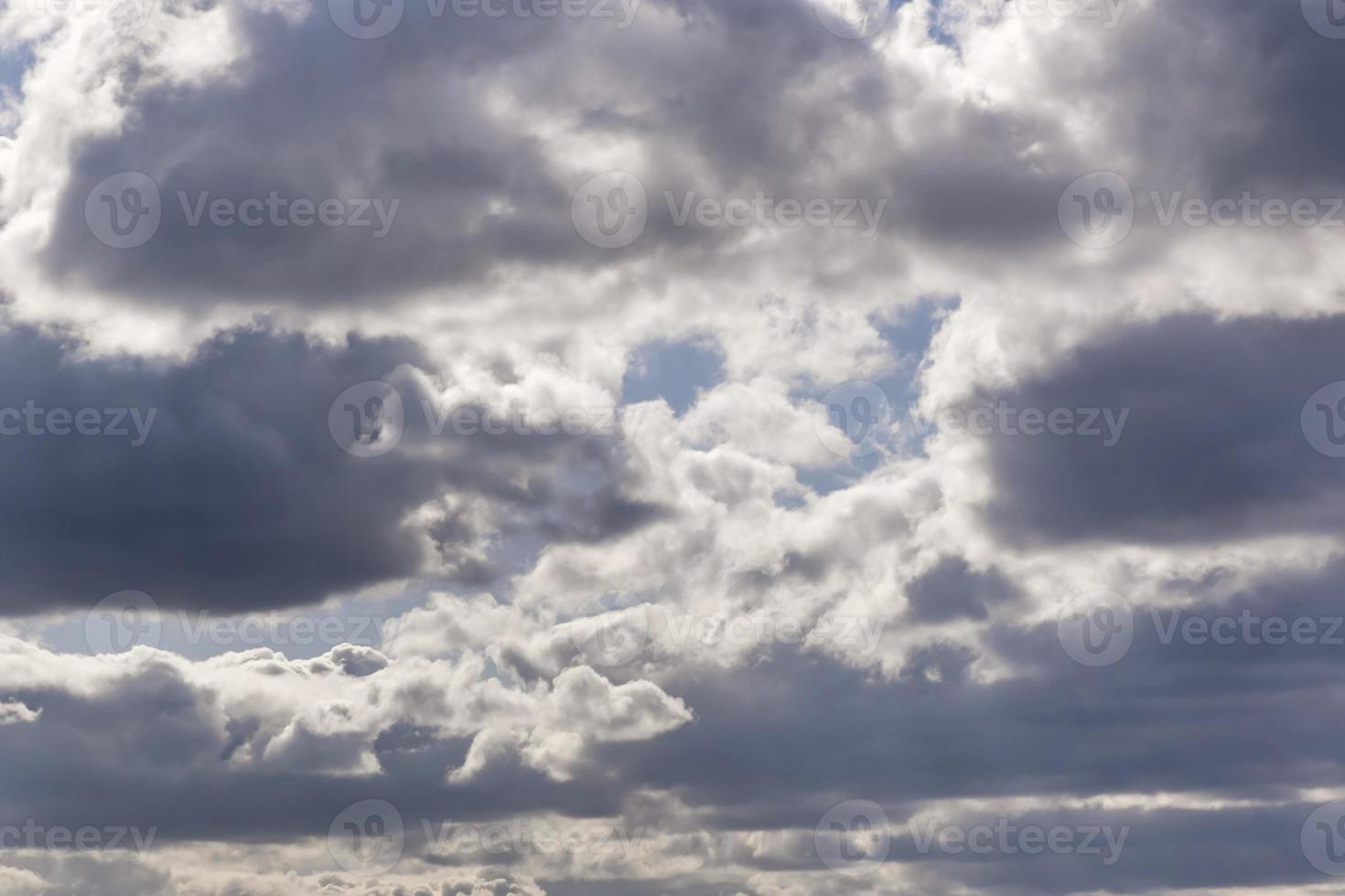 sfondo del cielo blu scuro con minuscole nuvole a strisce di cirrus di strati. schiarimento serale e bel tempo ventoso foto