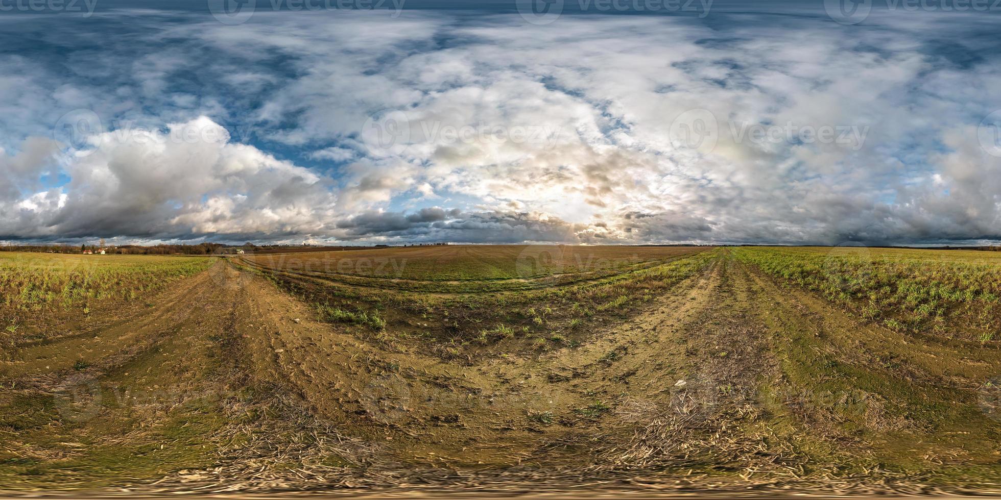 panorama hdri sferico completo e senza soluzione di continuità vista a 360 gradi tra i campi in autunno serata soleggiata con fantastiche nuvole in proiezione equirettangolare con zenit e nadir, pronta per la realtà virtuale vr foto