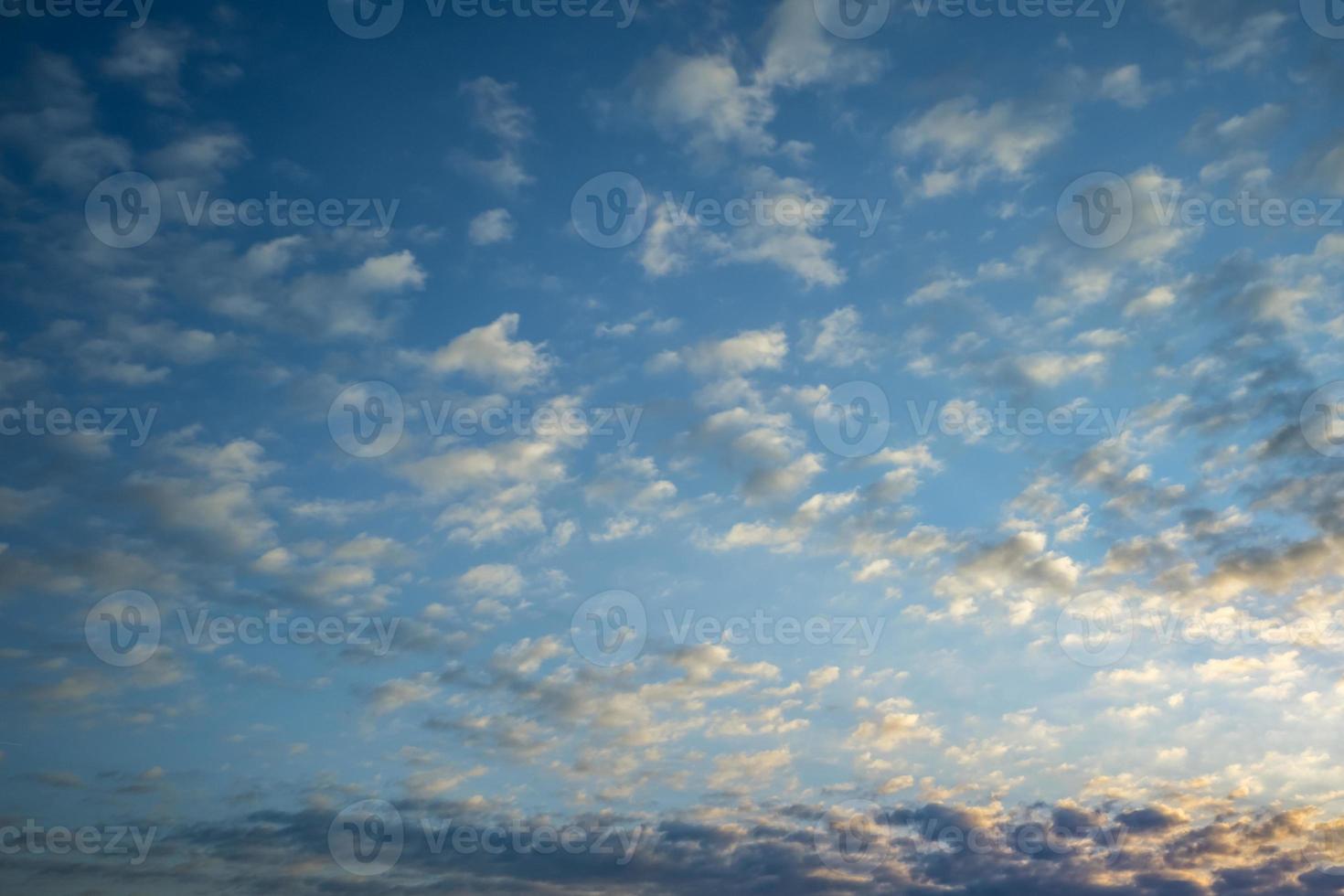 sfondo del cielo blu scuro con minuscole nuvole a strisce di cirrus di strati. schiarimento serale e bel tempo ventoso foto