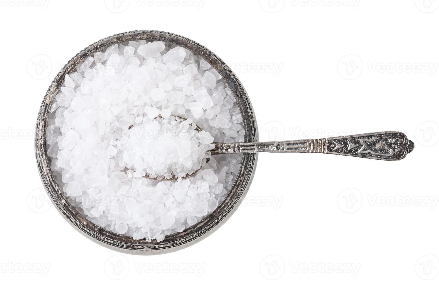 saliera d'argento con cucchiaio con sale marino grosso foto