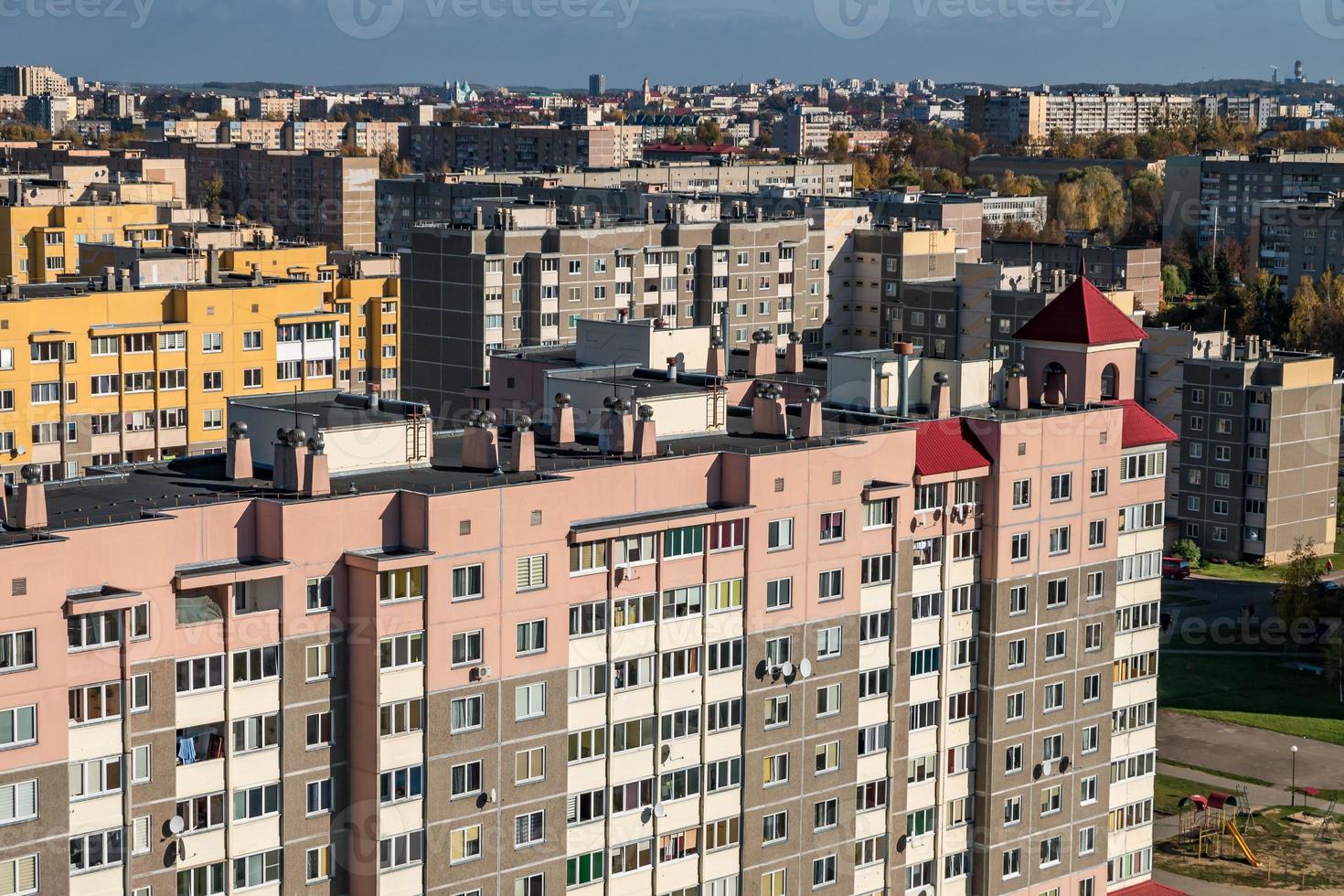 vista panoramica sul nuovo quartiere grattacielo area edificabile sviluppo urbano quartiere residenziale in una soleggiata giornata autunnale da una vista a volo d'uccello. foto