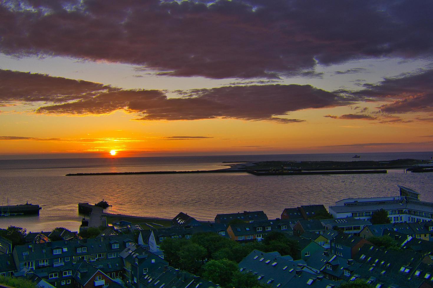 heligoland - guarda sulla duna dell'isola - alba sul mare foto