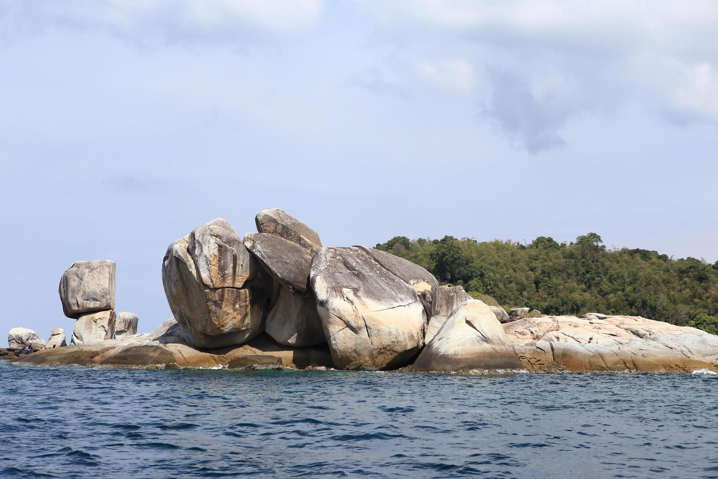 grande pila di arco in pietra al mare delle Andamane vicino a koh lipe, tailandia foto