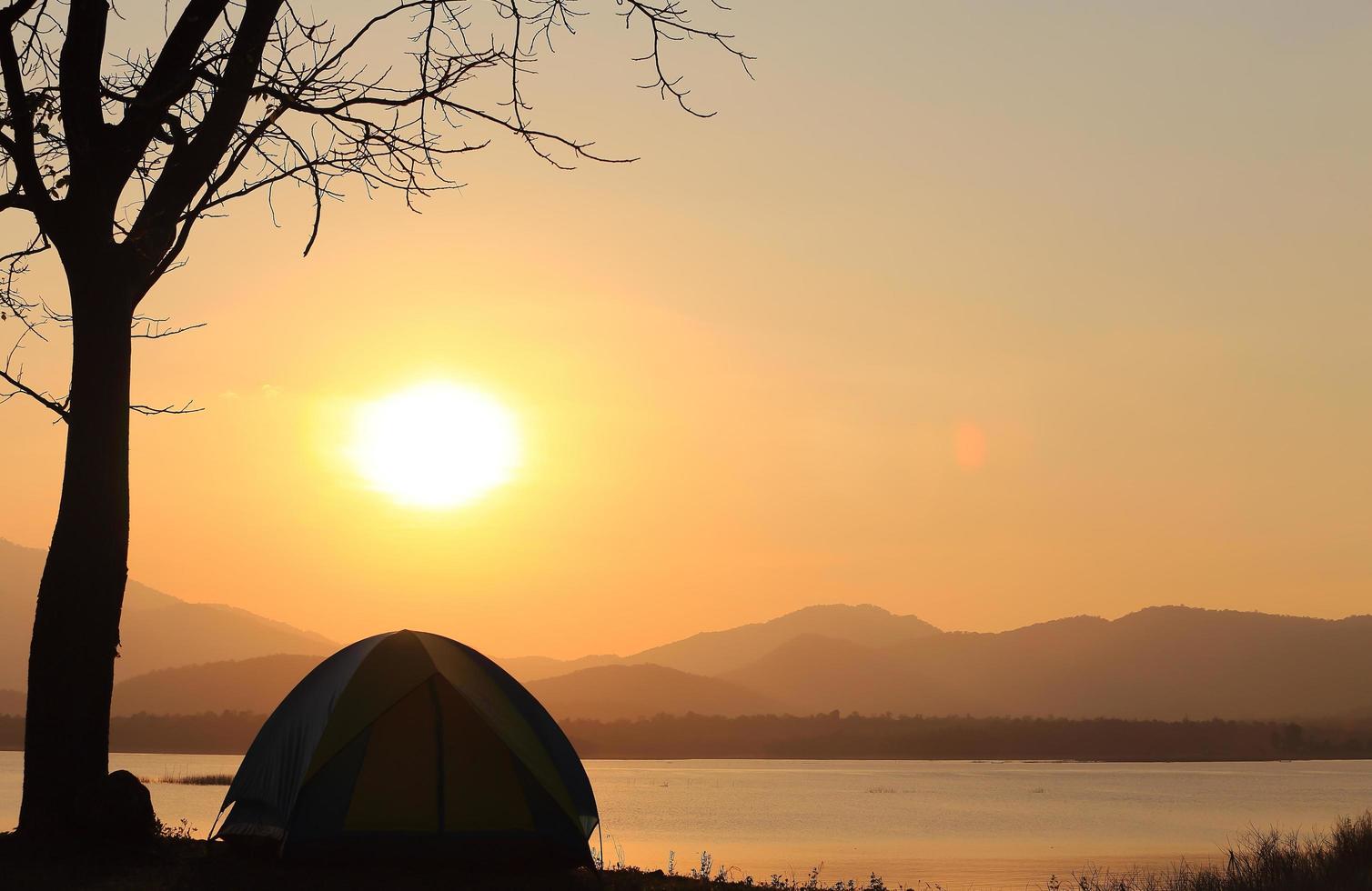 campeggio accanto al lago, parco nazionale, Tailandia foto