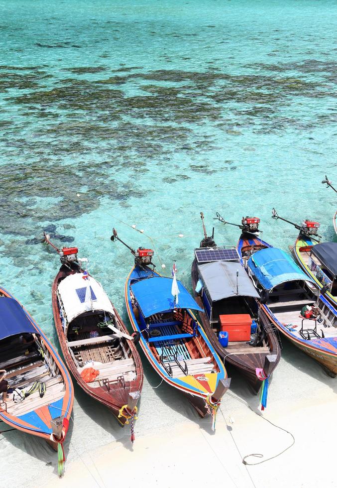 barca tradizionale tailandese a coda lunga in spiaggia foto