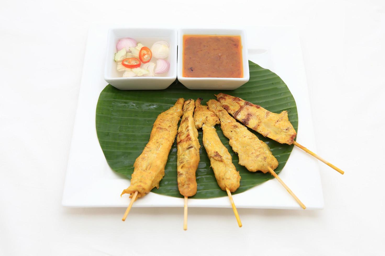 satay di maiale alla brace con salsa di arachidi foto