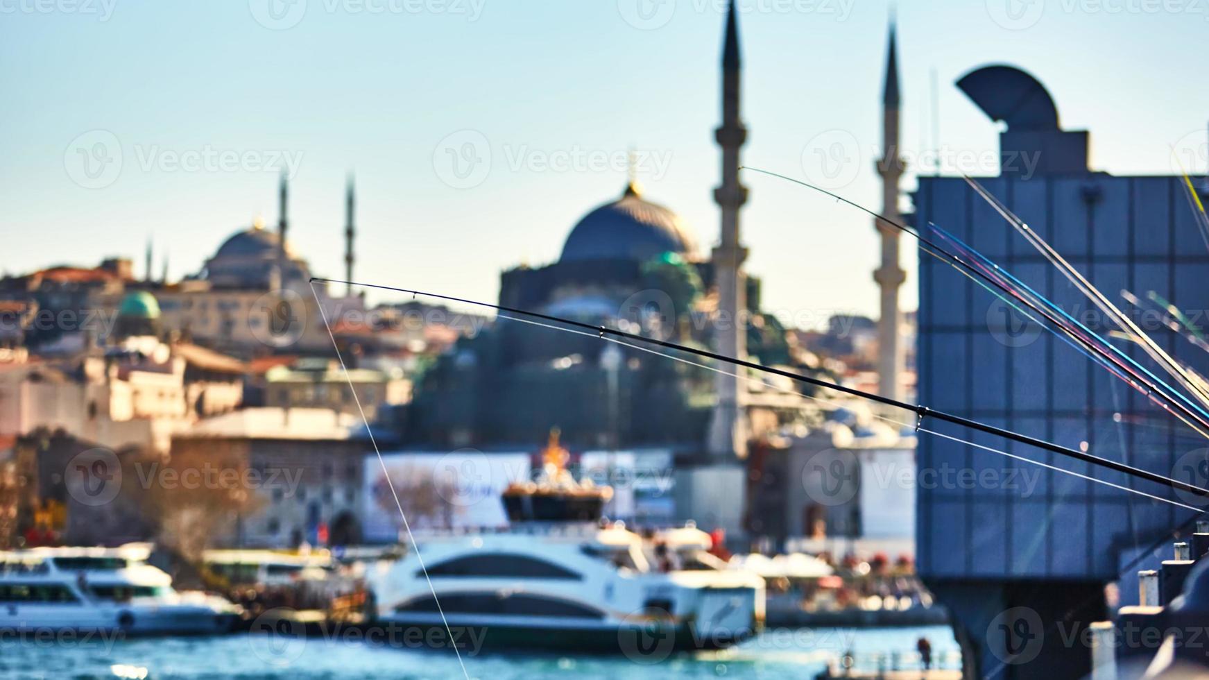 il ponte di galata con i pescatori foto