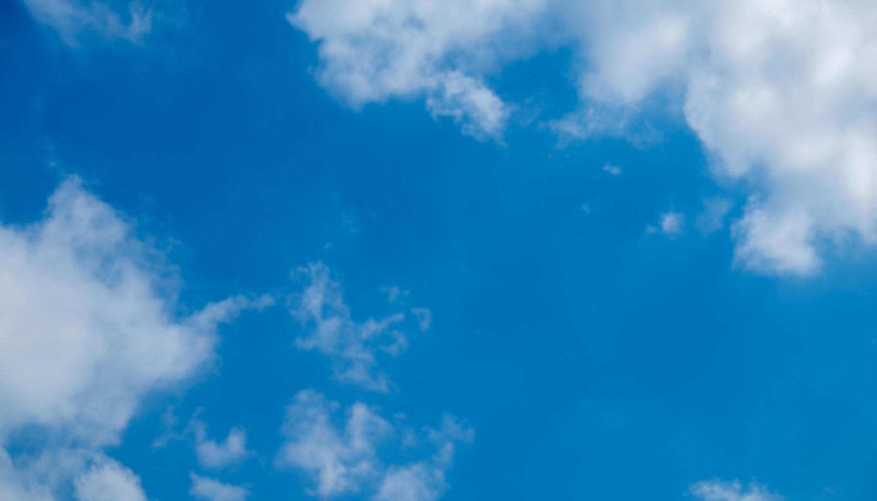 bella giornata con cielo sereno e nuvole foto