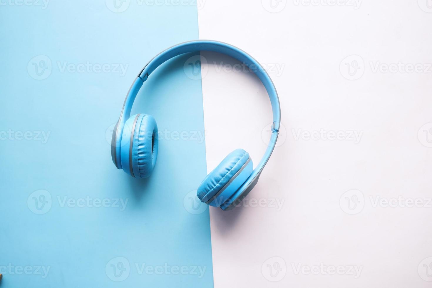 vista dall'alto delle cuffie di colore blu su sfondo colorato foto