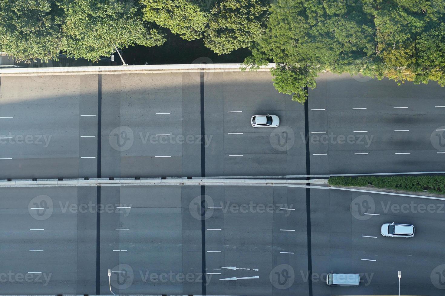 vista dall'alto di auto su strada a singapore foto