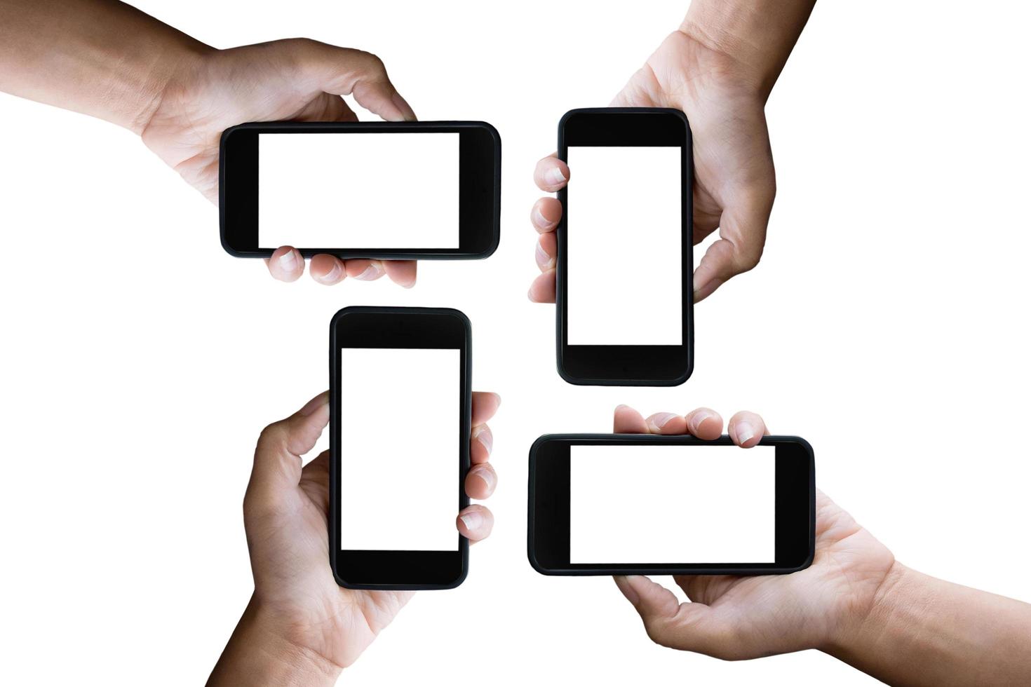 quattro mani che tengono in orizzontale lo smartphone nero con schermo vuoto, isolato su sfondo bianco. foto