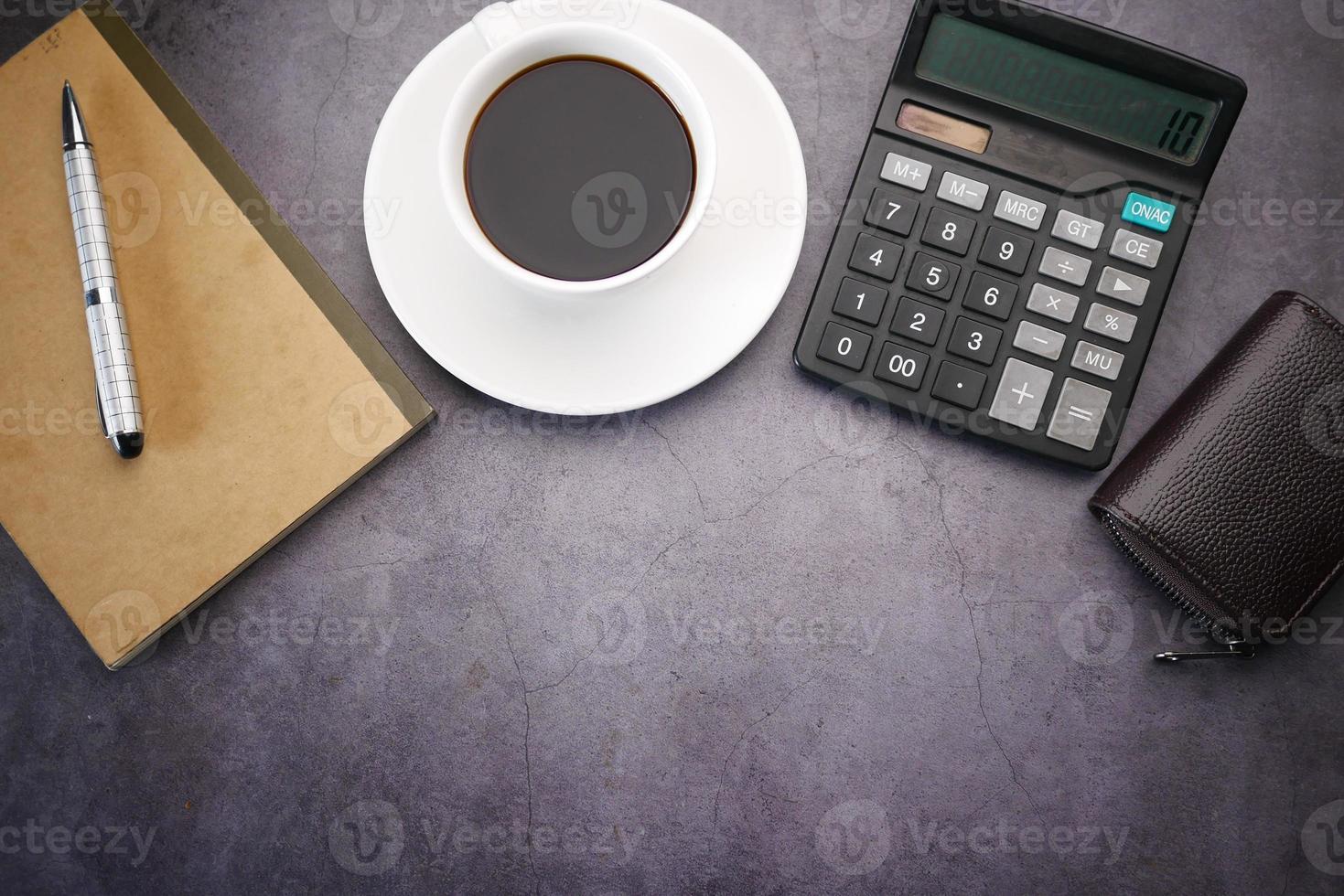 composizione piatta caffè, blocco note e calcolatrice su sfondo nero. foto