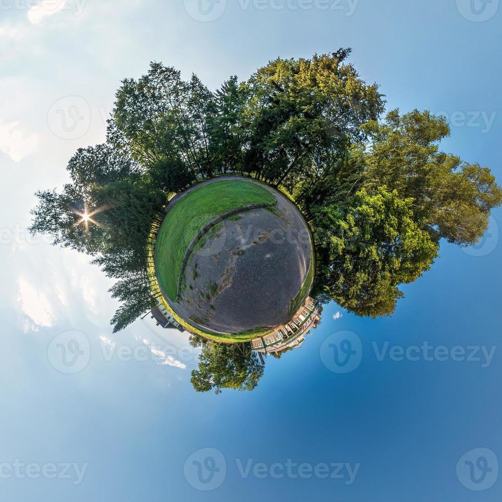 trasformazione del piccolo pianeta del panorama sferico a 360 gradi. vista aerea astratta sferica in campo in una bella serata con bellissime nuvole fantastiche. curvatura dello spazio. foto