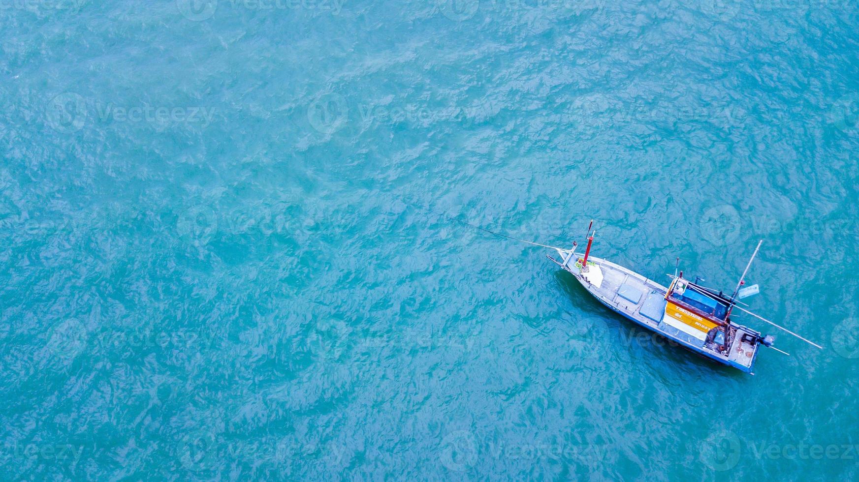 barca da pesca in mare foto