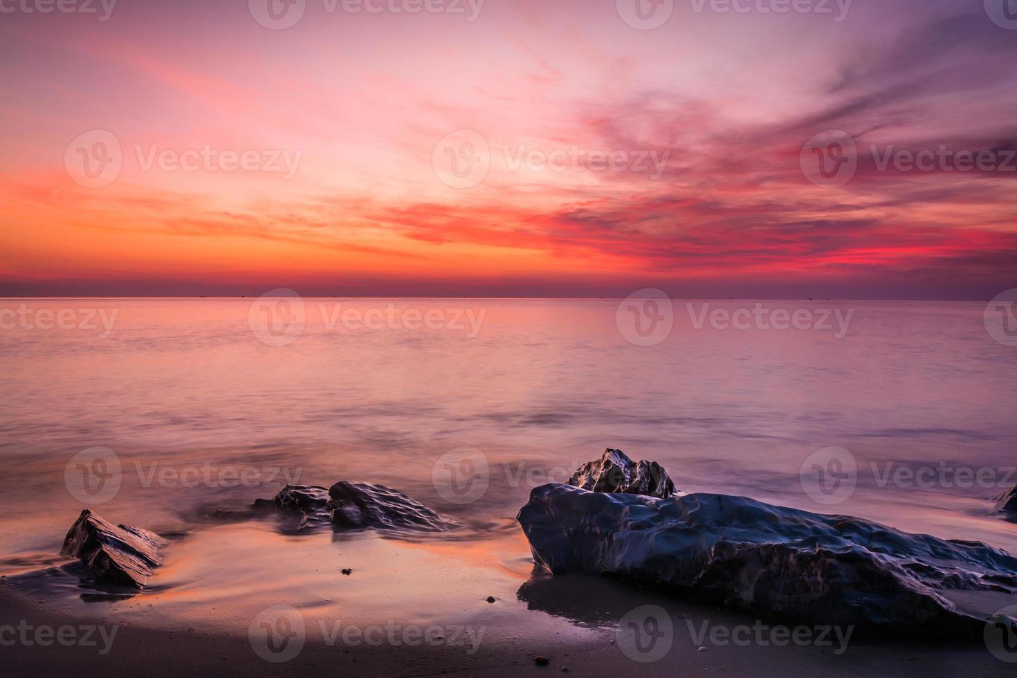 cielo al tramonto con drammatiche nuvole al tramonto sul mare. bellissima alba sull'oceano foto